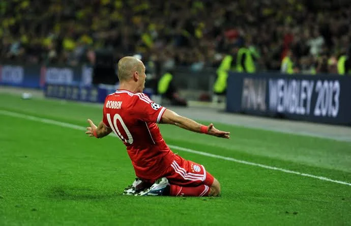 Arjen Robben viert een doelpunt
