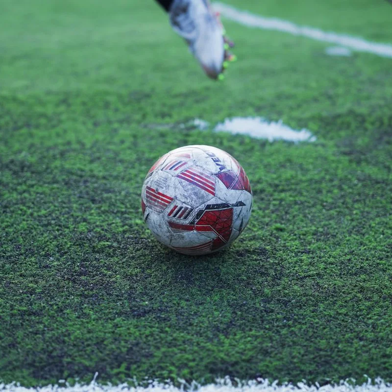 Voetbal op het veld, klaar voor de aftrap